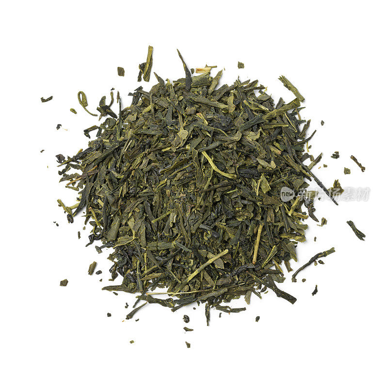 Sencha Superior干茶叶在白色背景上的特写